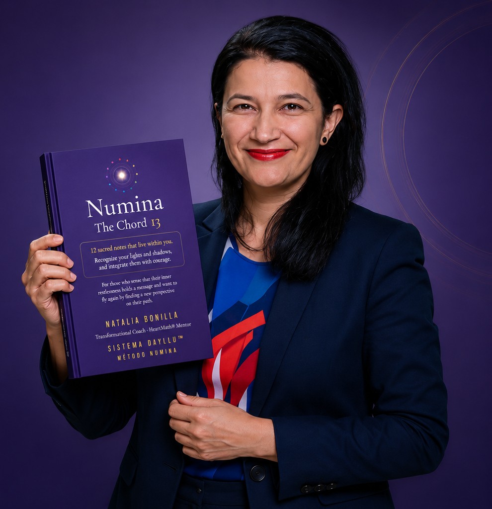Natalia Bonilla con el libro Numina, El Acorde 13