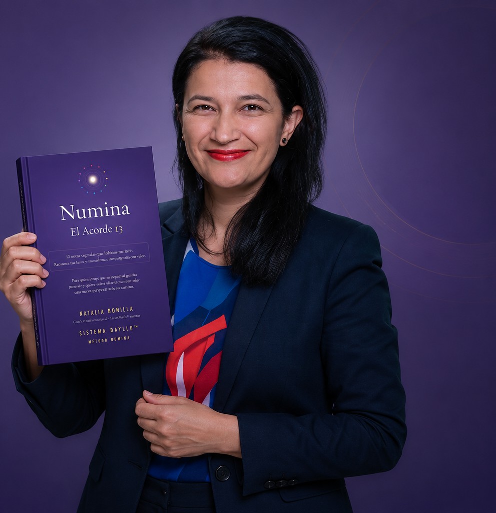 Natalia Bonilla con el libro Numina