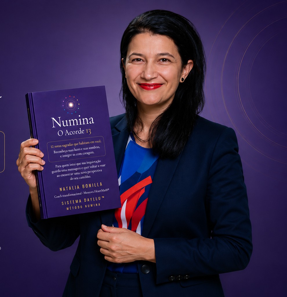Natalia Bonilla con el libro Numina, El Acorde 13
